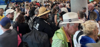 奥克兰机场通关又排长队，部门相互推诿，前总理开怼