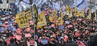 韩政府向离岗医生发处分通知 教授削发抗议扩招