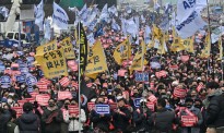 韩政府向离岗医生发处分通知 教授削发抗议扩招