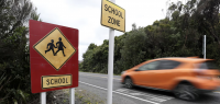 政府取消全面降低限速的规定，学校周边的道路呢？