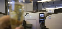 缺大德！新西兰航空飞机上，男子对着杯子当众小便！