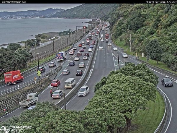 20190703 Southbound traffic on SH2 from the Petone Off ramp