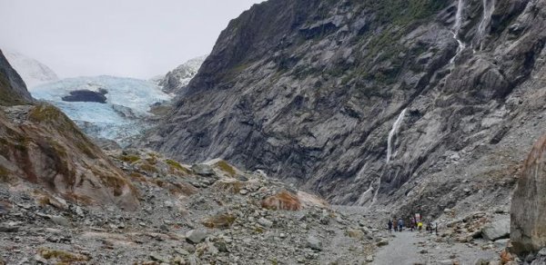 eight col Tourists at Franz Josef Glacier